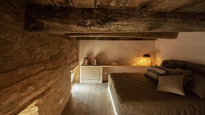 2 bedrooms, iron/ironing board, free WiFi, bed sheets - MON Suite - Two Bedroom Apartment, Sleeps 4 (Monforte D'alba)