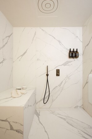 Shower, hair dryer, bidet, towels - MON Suite - Two Bedroom Apartment, Sleeps 4 (Monforte D'alba)