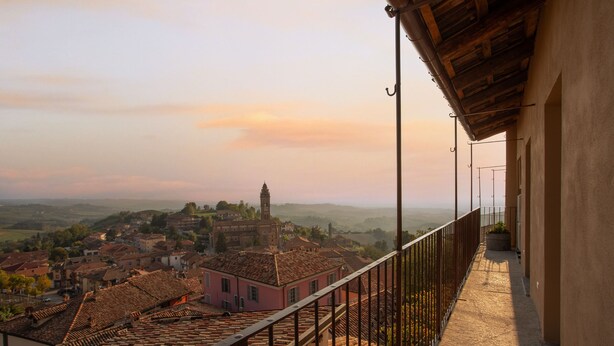 Property grounds - MON Suite - Two Bedroom Apartment, Sleeps 4 (Monforte D'alba)
