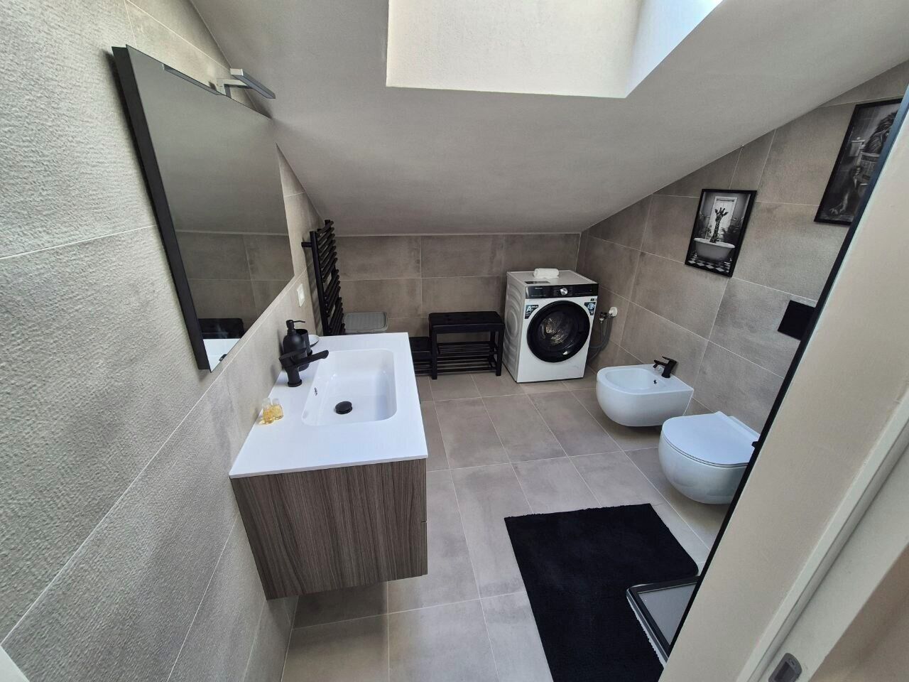 Douche, sèche-cheveux, bidet, serviettes fournies