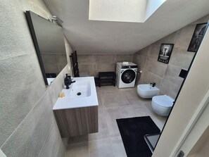 Doccia, asciugacapelli, bidet, asciugamani