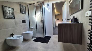 Doccia, asciugacapelli, bidet, asciugamani