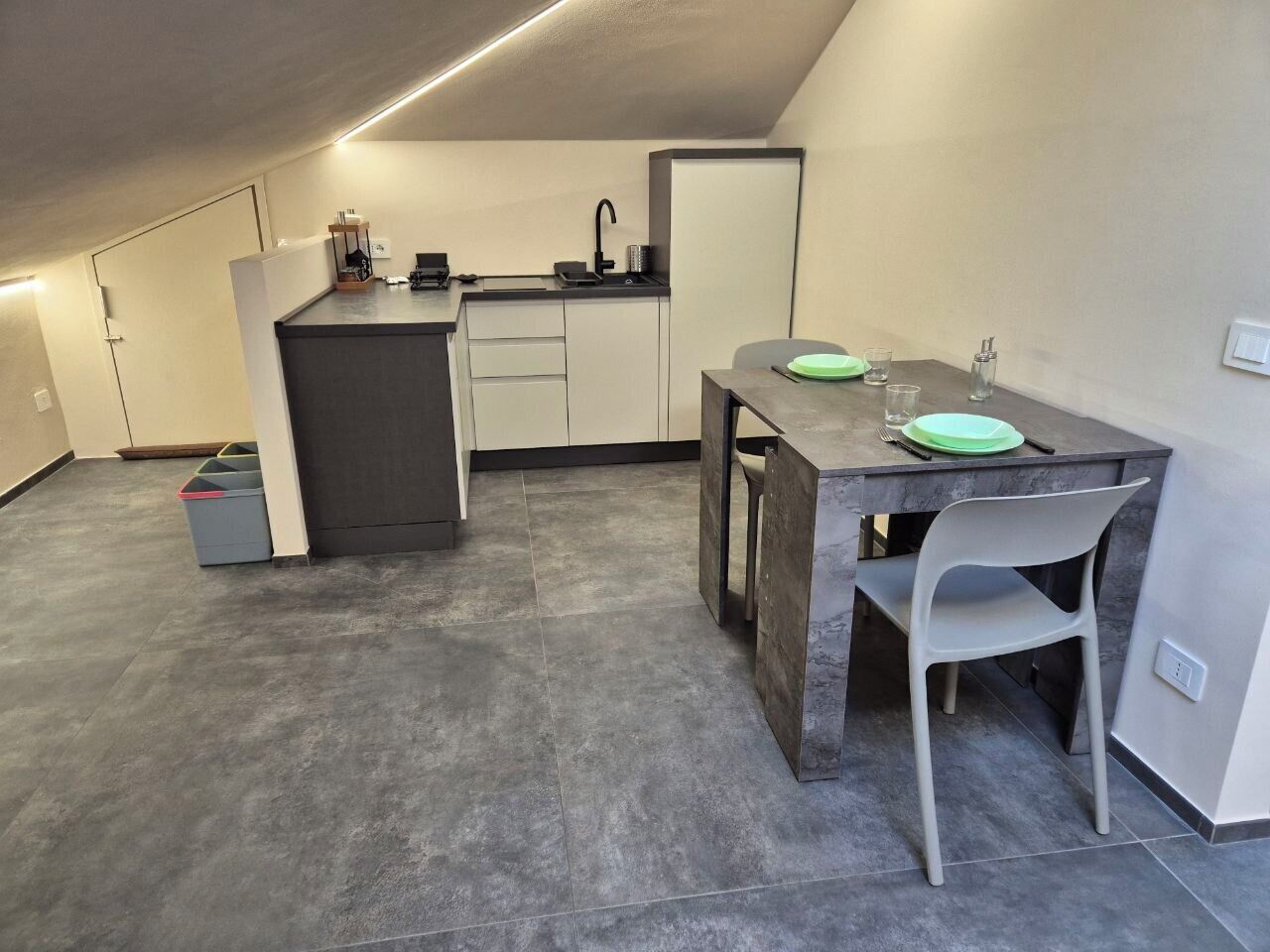 Kühlschrank, Herdplatte, Wasserkocher mit Kaffee-/Teezubehör