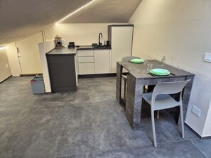 Kühlschrank, Herdplatte, Wasserkocher mit Kaffee-/Teezubehör