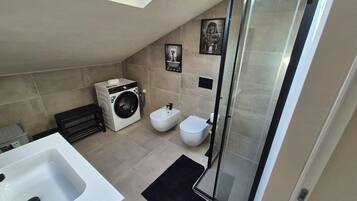 Doccia, asciugacapelli, bidet, asciugamani