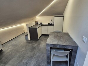 Frigorifero, piano cottura, macchina per tè/caffè