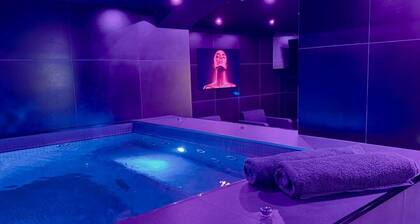 Duplex Red & Black avec jacuzzi/ table massage