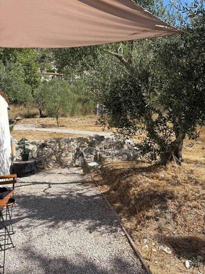 Property grounds - Duplex Red & Black with jacuzzi/massage table (L'Escarène)