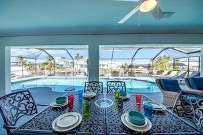 Outdoor dining - Villa Tarpon Point Treasure – Waterfront Paradise with Gulf Access & heated Pool (Cape Coral)
