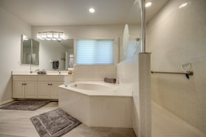 Hair dryer, towels - Villa Tarpon Point Treasure – Waterfront Paradise with Gulf Access & heated Pool (Cape Coral)