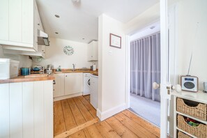 Fridge, oven, stovetop, cookware/dishes/utensils - 5 Monteagle - sleeps 4 guests  in 2 bedrooms (Wells-next-the-Sea)