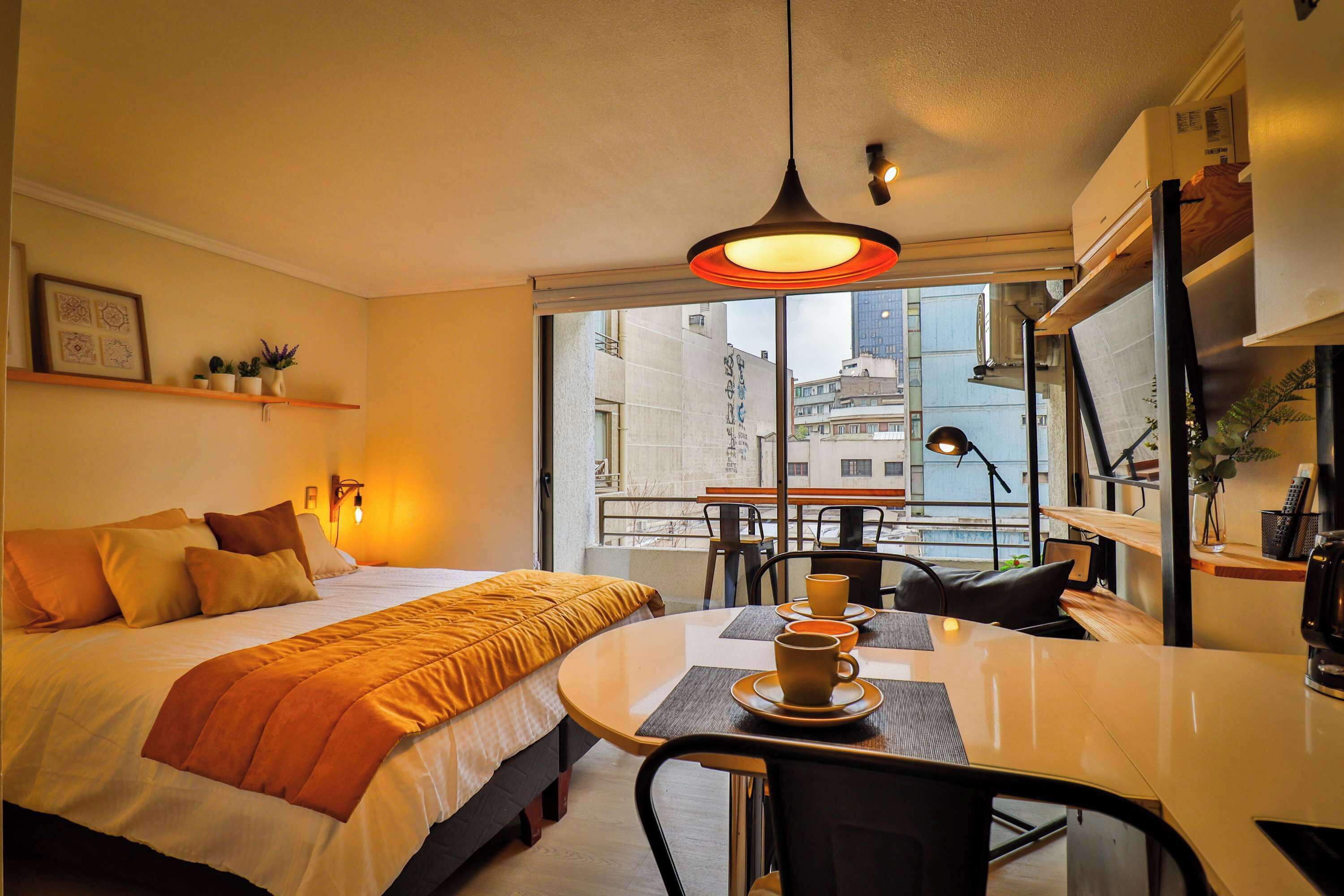 Tabla de planchar con plancha, wifi, ropa de cama