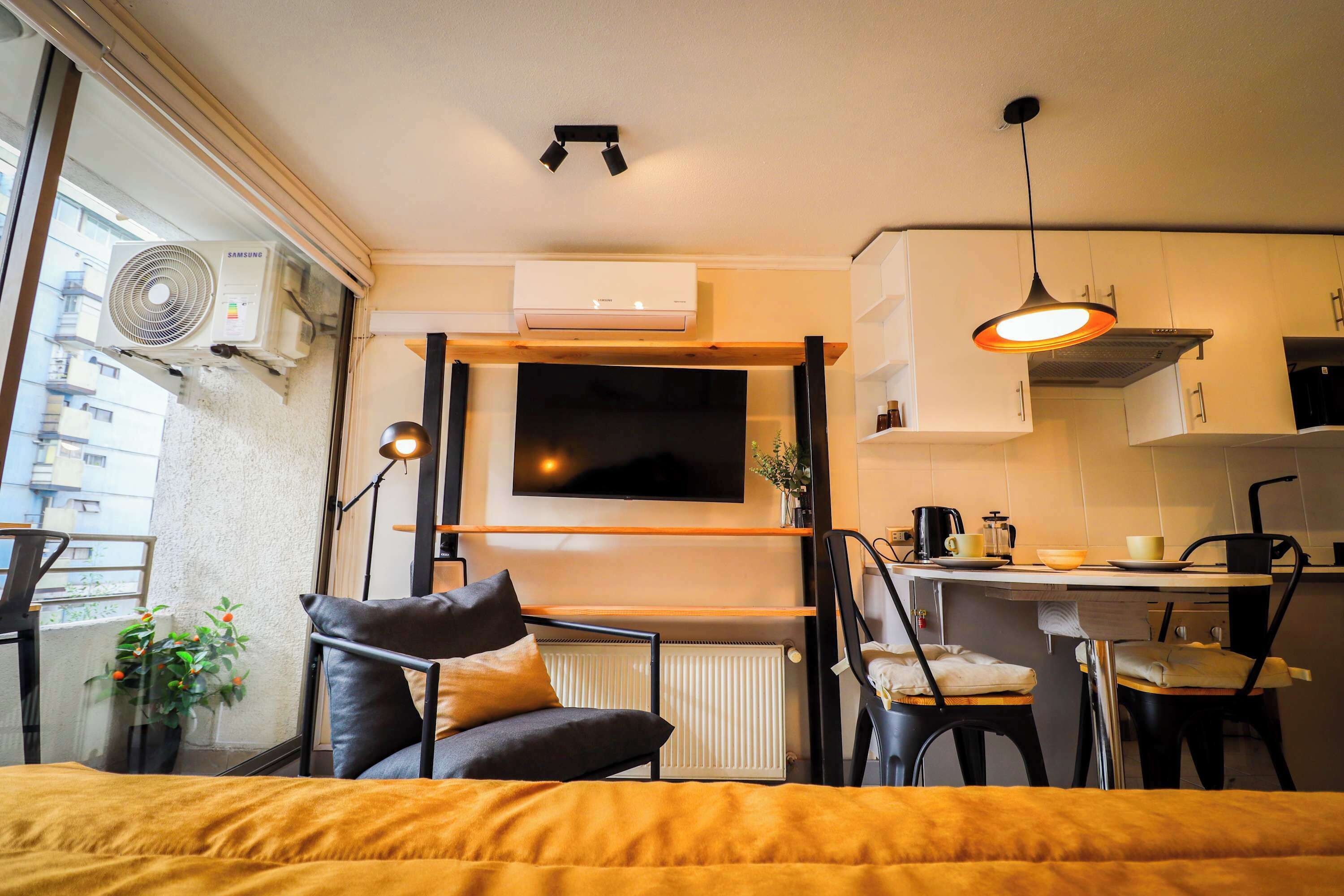 Een strijkplank/strijkijzer, wifi, beddengoed