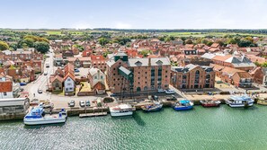 A coastal town with historic buildings, a marina with boats, and a clear view of the surrounding landscape. - 6 The Granary - sleeps 2 guests  in 1 bedroom (Wells-next-the-Sea)