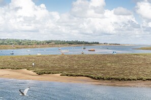 A coastal landscape with boats, a sandy beach, and a grassy area. - 6 The Granary - sleeps 2 guests  in 1 bedroom (Wells-next-the-Sea)