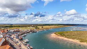 A riverside town with a marina, boats, and a sandy beach. - 6 The Granary - sleeps 2 guests  in 1 bedroom (Wells-next-the-Sea)