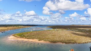 A coastal landscape with a river, boats, and a sandy beach. - 6 The Granary - sleeps 2 guests  in 1 bedroom (Wells-next-the-Sea)