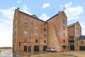 Exterior - 6 The Granary - sleeps 2 guests  in 1 bedroom (Wells-next-the-Sea)
