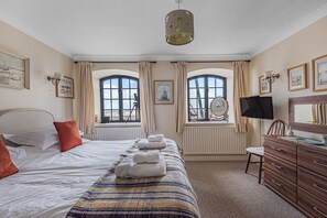 1 bedroom, iron/ironing board, WiFi, bed sheets - 6 The Granary - sleeps 2 guests  in 1 bedroom (Wells-next-the-Sea)