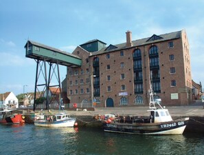 Marina - 6 The Granary - sleeps 2 guests  in 1 bedroom (Wells-next-the-Sea)