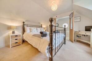 3 bedrooms, iron/ironing board, WiFi, bed sheets - Curlew Cottage - sleeps 6 guests  in 3 bedrooms (Brancaster)