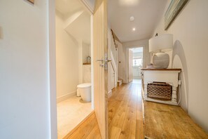 Interior - Curlew Cottage - sleeps 6 guests  in 3 bedrooms (Brancaster)