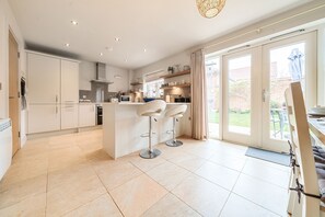 Fridge, microwave, oven, stovetop - Curlew Cottage - sleeps 6 guests  in 3 bedrooms (Brancaster)