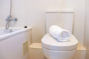 Shower, hair dryer, towels, shampoo - HOM I Wifi Urbano Vista Calido Metro Cercano (Santiago)