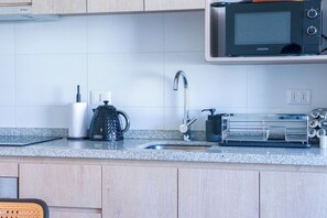 Kylskåp, mikrovågsugn, ugn och spishäll