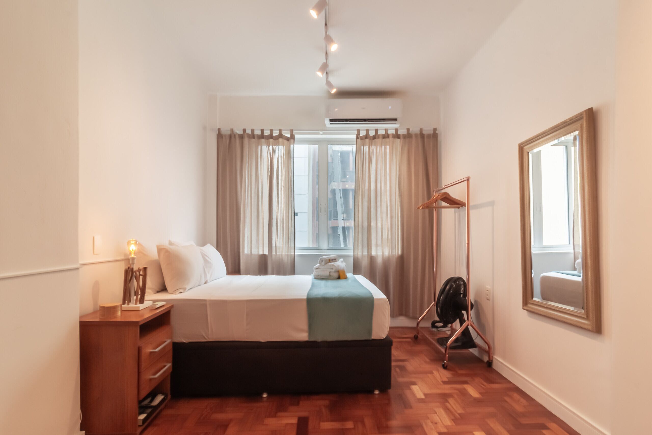 Tabla de planchar con plancha, wifi gratis y ropa de cama 