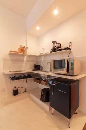 Microondas, parrilla de estufa, cafetera y tetera y tostadora