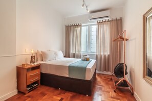 Tabla de planchar con plancha, wifi gratis y ropa de cama