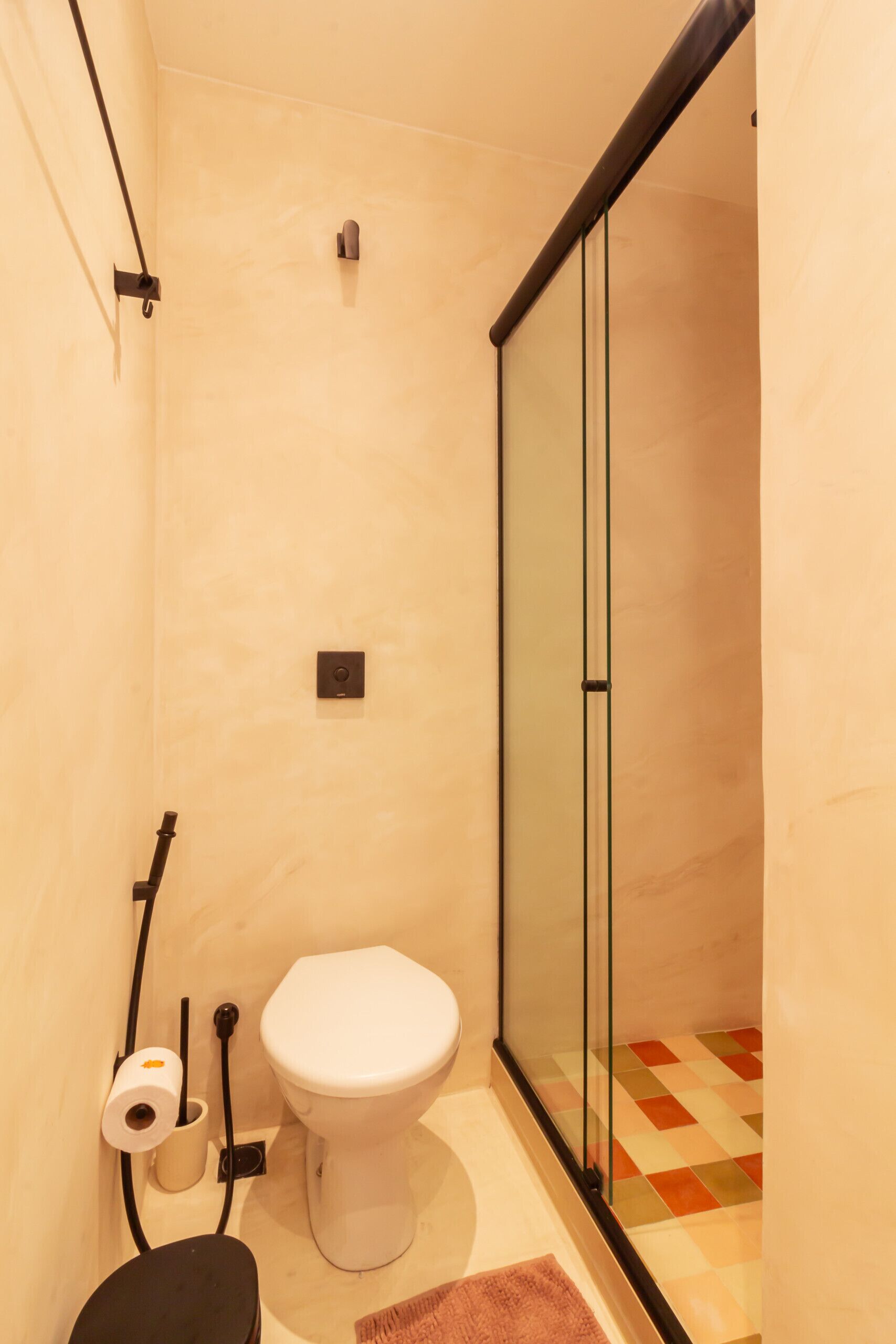 Een douche, een haardroger, handdoeken, shampoo
