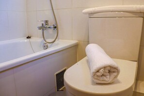 Shower, hair dryer, towels, shampoo - HOM I Wifi Parque Almagro Turismo Calefactor (Santiago)