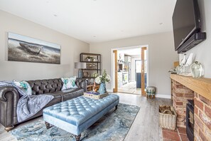TV - Olive's Cottage - sleeps 6 guests  in 3 bedrooms (Burnham Market)