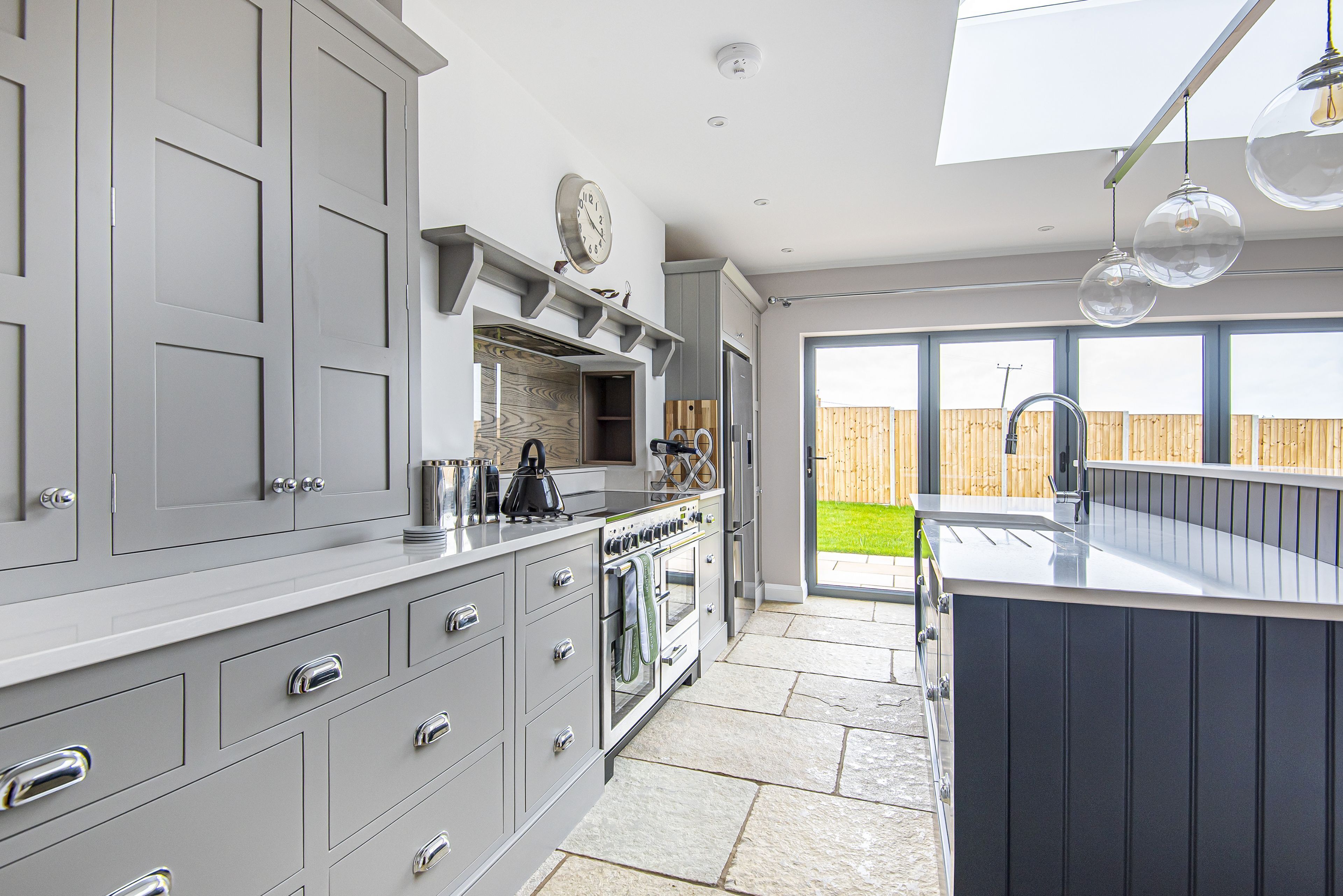 Kylskåp, ugn, spishäll och diskmaskin