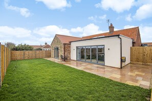 Exterior - Olive's Cottage - sleeps 6 guests  in 3 bedrooms (Burnham Market)