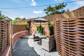 Outdoor dining - Aspall Escape - sleeps 2 guests  in 1 bedroom (Burnham Market)
