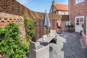 Outdoor dining - Aspall Escape - sleeps 2 guests  in 1 bedroom (Burnham Market)