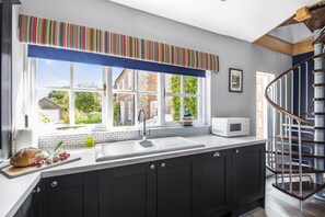 Fridge, oven, dishwasher, coffee/tea maker - Aspall Escape - sleeps 2 guests  in 1 bedroom (Burnham Market)