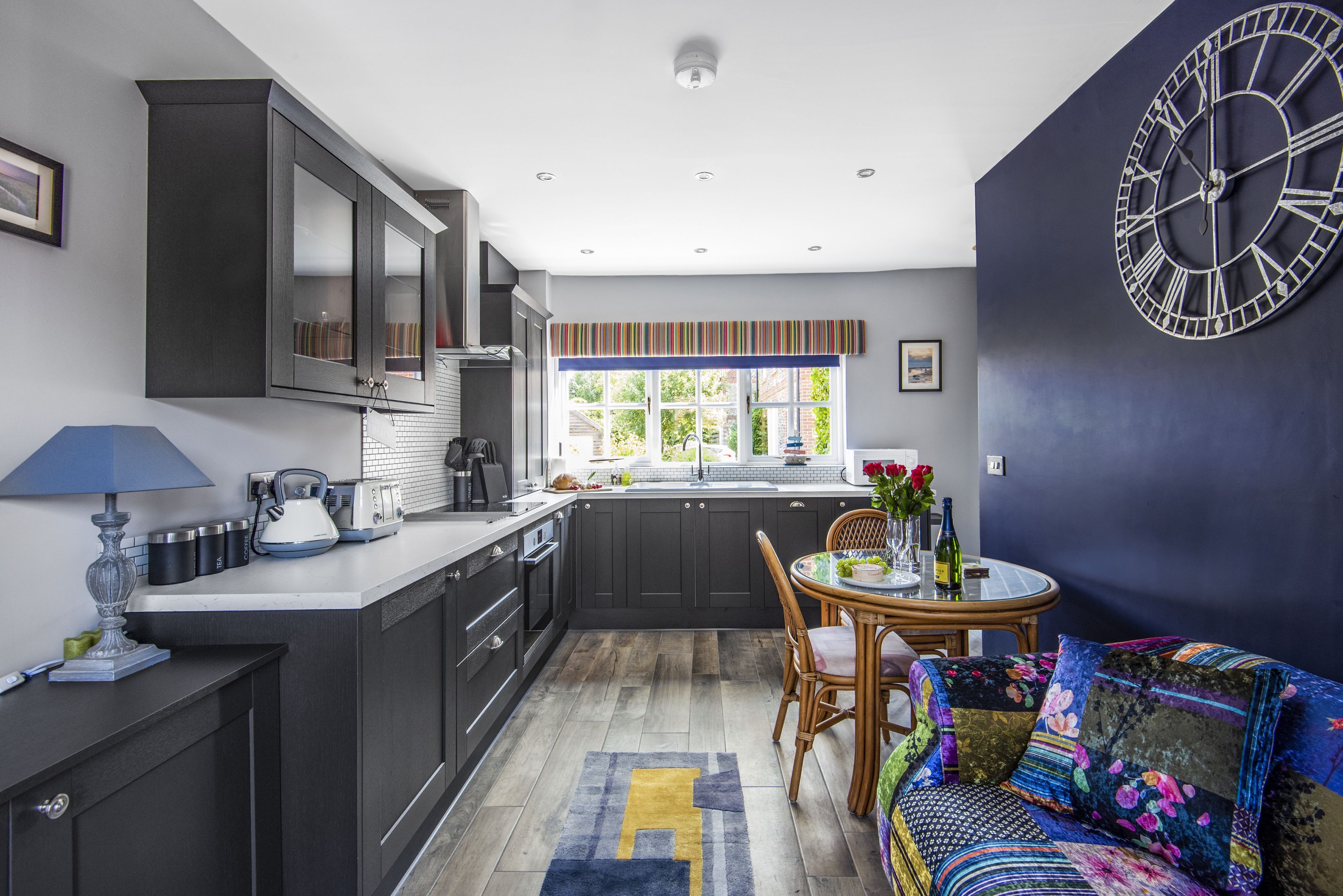 ثلاجة، فرن، غسالة أطباق، ماكينة لصنع القهوة/الشاي