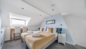 A bedroom with a bed, a desk, and a chair. - Longview Cottage - sleeps 6 guests  in 3 bedrooms (Wells-next-the-Sea)