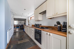 Fridge, microwave, oven, stovetop - Longview Cottage - sleeps 6 guests  in 3 bedrooms (Wells-next-the-Sea)