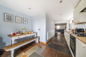 Fridge, microwave, oven, stovetop - Longview Cottage - sleeps 6 guests  in 3 bedrooms (Wells-next-the-Sea)