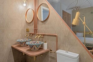 A bathroom with two sinks, a toilet, and a mirror. - Hernando Colón Olehousing 2 (Sevilla)