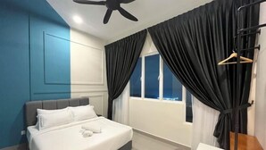 Une chambre à coucher moderne avec un lit, un bureau et une fenêtre avec des rideaux.