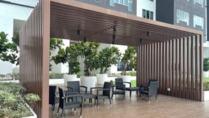 Un espace extérieur aménagé avec des meubles modernes et des plantes en pot.