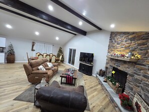 Smart TV, chimenea y futbolito