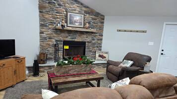 Una Smart TV, una chimenea, un futbolín