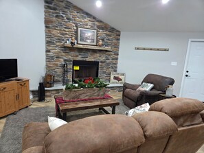 Una Smart TV, una chimenea, un futbolín